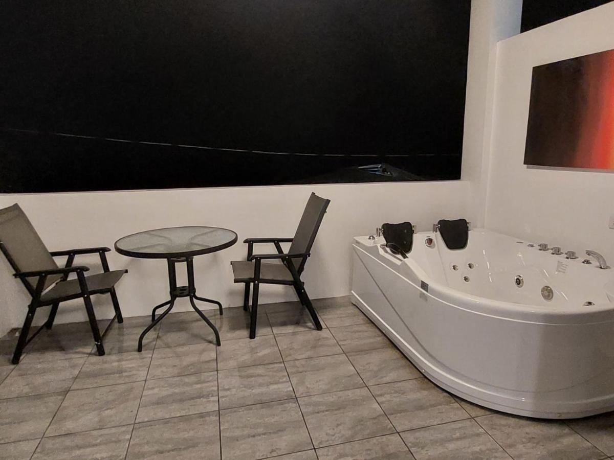 Bonsai Jacuzzi Suites Panglao Eksteriør billede