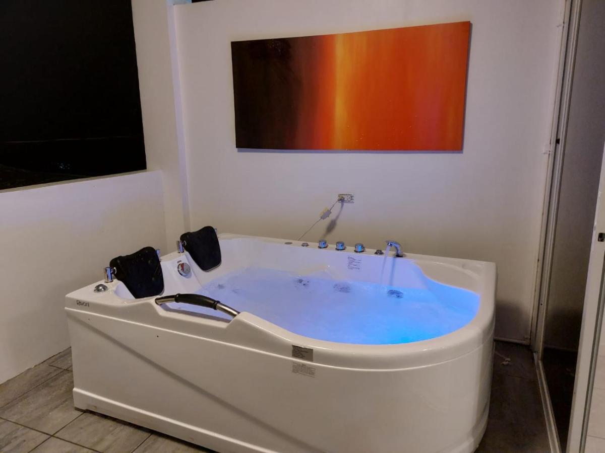 Bonsai Jacuzzi Suites Panglao Eksteriør billede