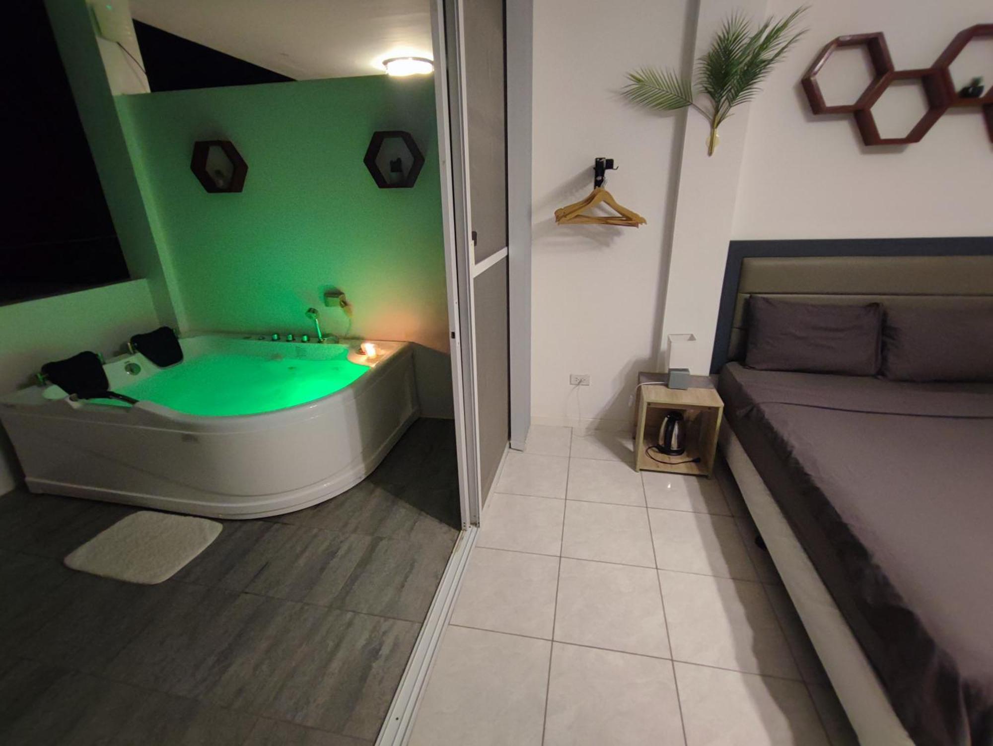 Bonsai Jacuzzi Suites Panglao Eksteriør billede