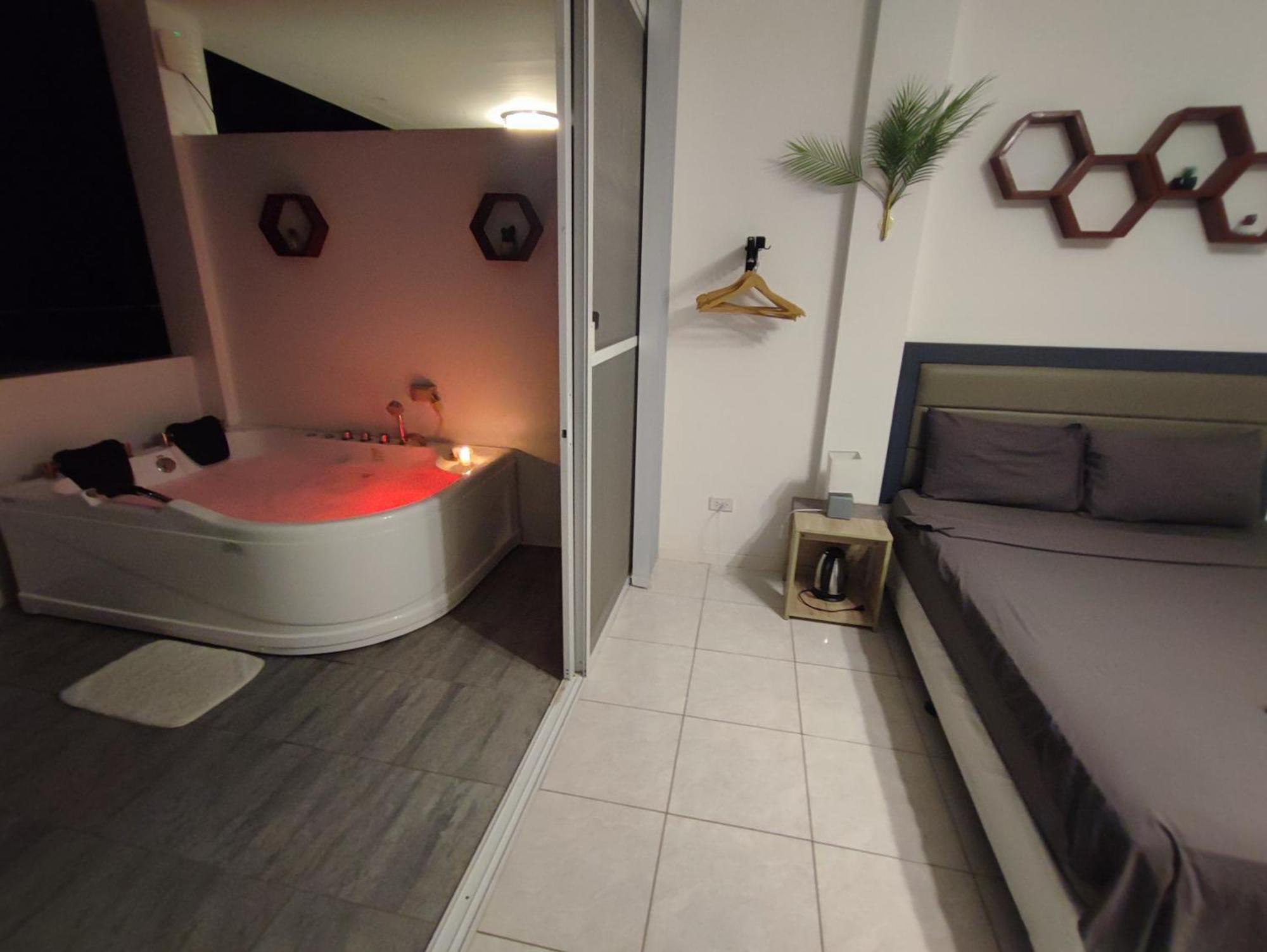 Bonsai Jacuzzi Suites Panglao Eksteriør billede