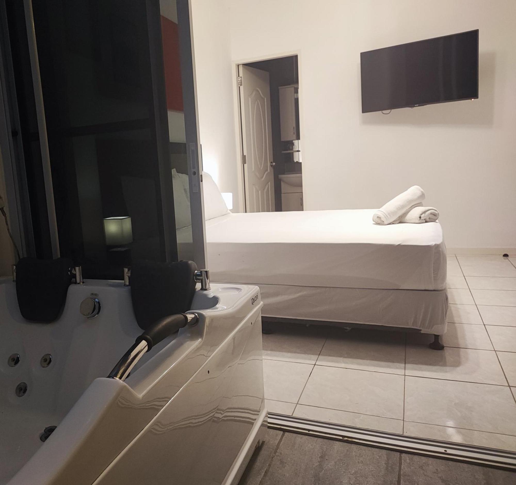 Bonsai Jacuzzi Suites Panglao Eksteriør billede